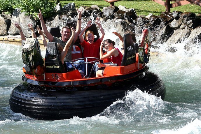 Beim Fjord Rafting werden alle nass.